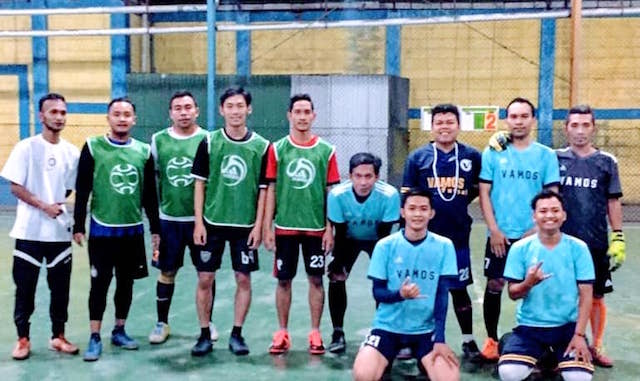 Bacabup Hendy Siswanto Bermain Futsal dengan Milenial Jember